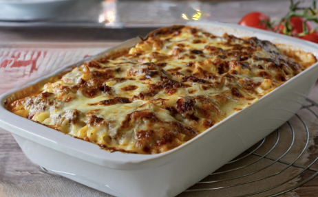 amazing tray of mac&cheese with minced beef on top and a bunch of melted caramelized cheese.