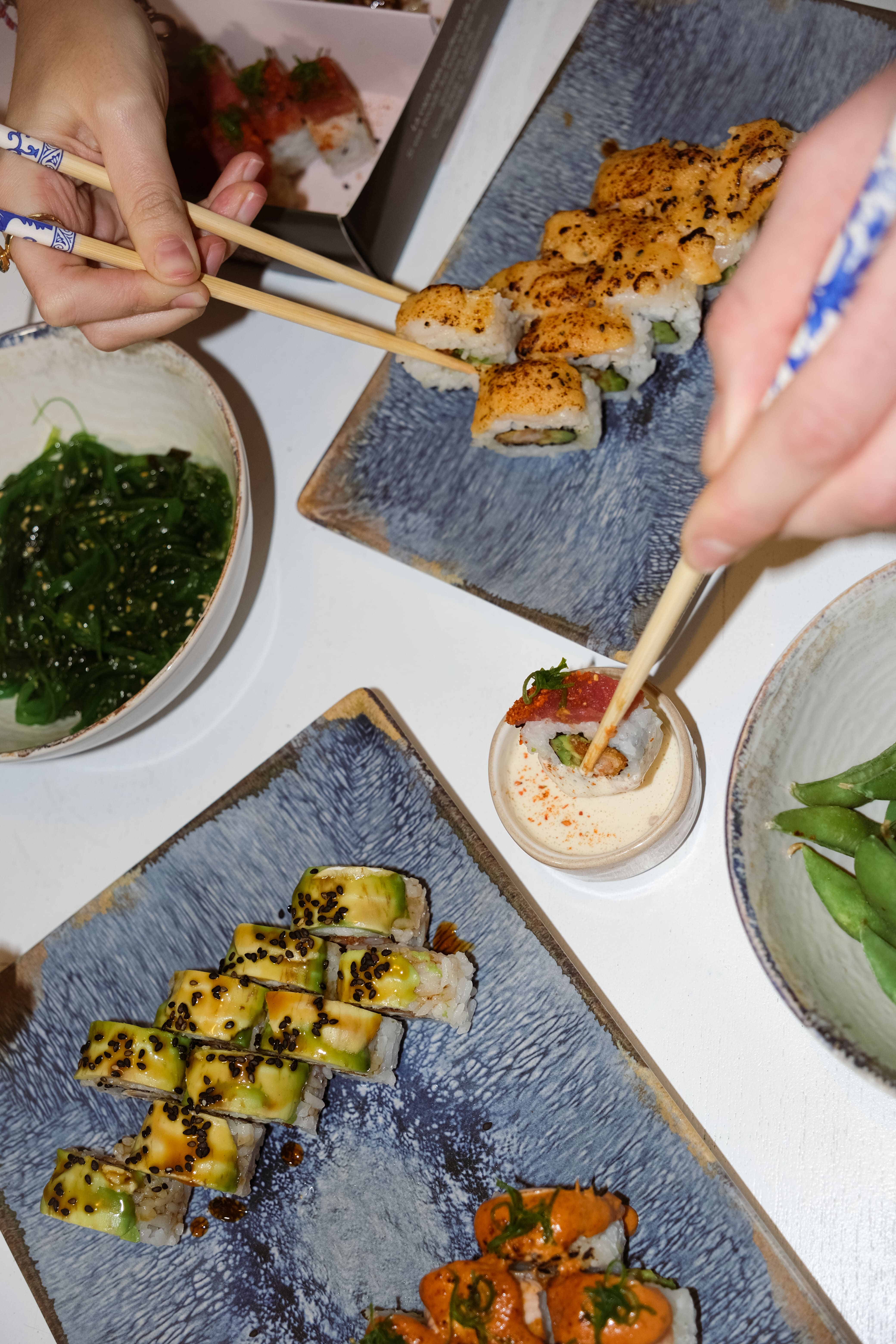 Sushi delivery nikkei en madrid para compartir con amigos en casa.