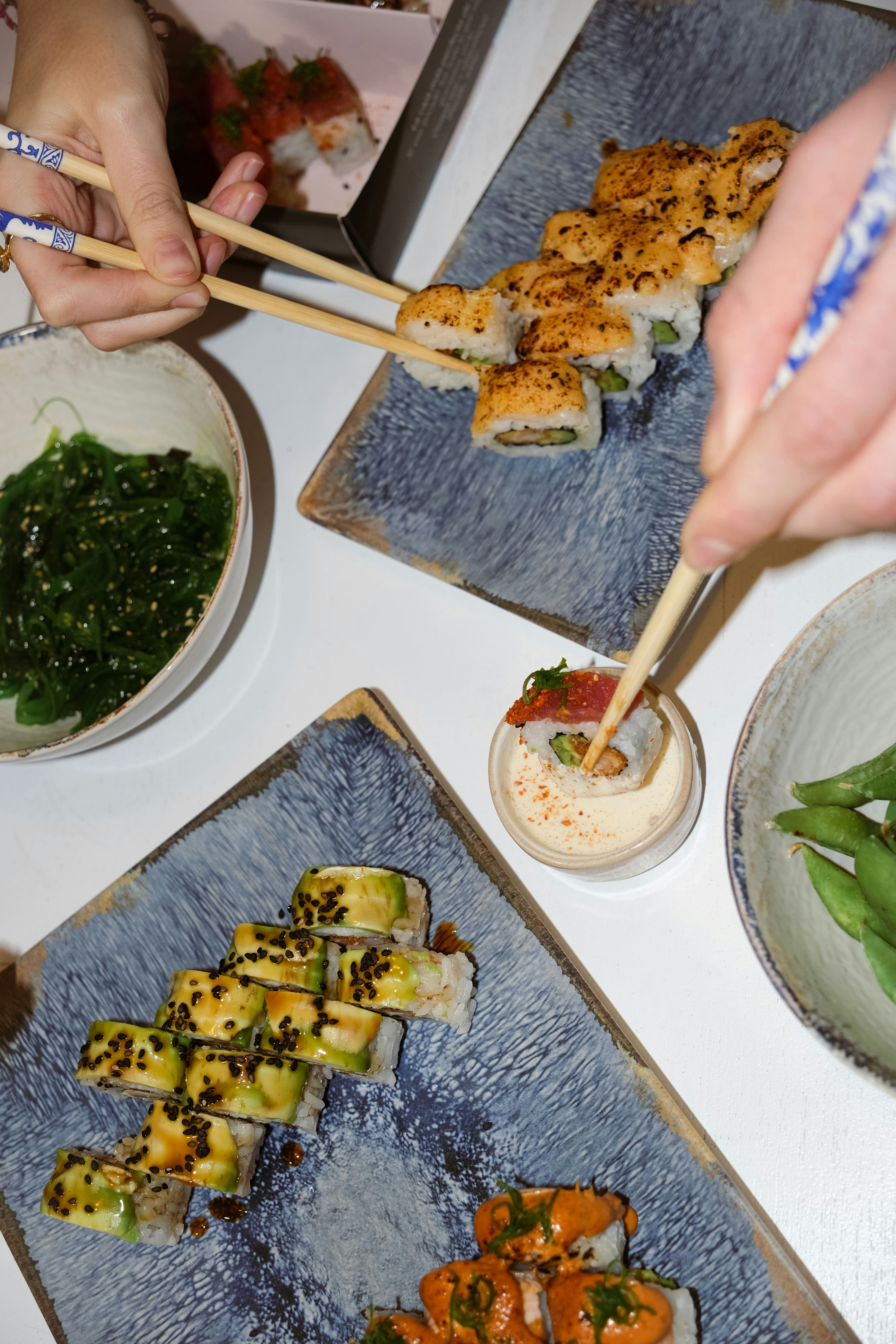 Sushi delivery nikkei en madrid para compartir con amigos en casa.