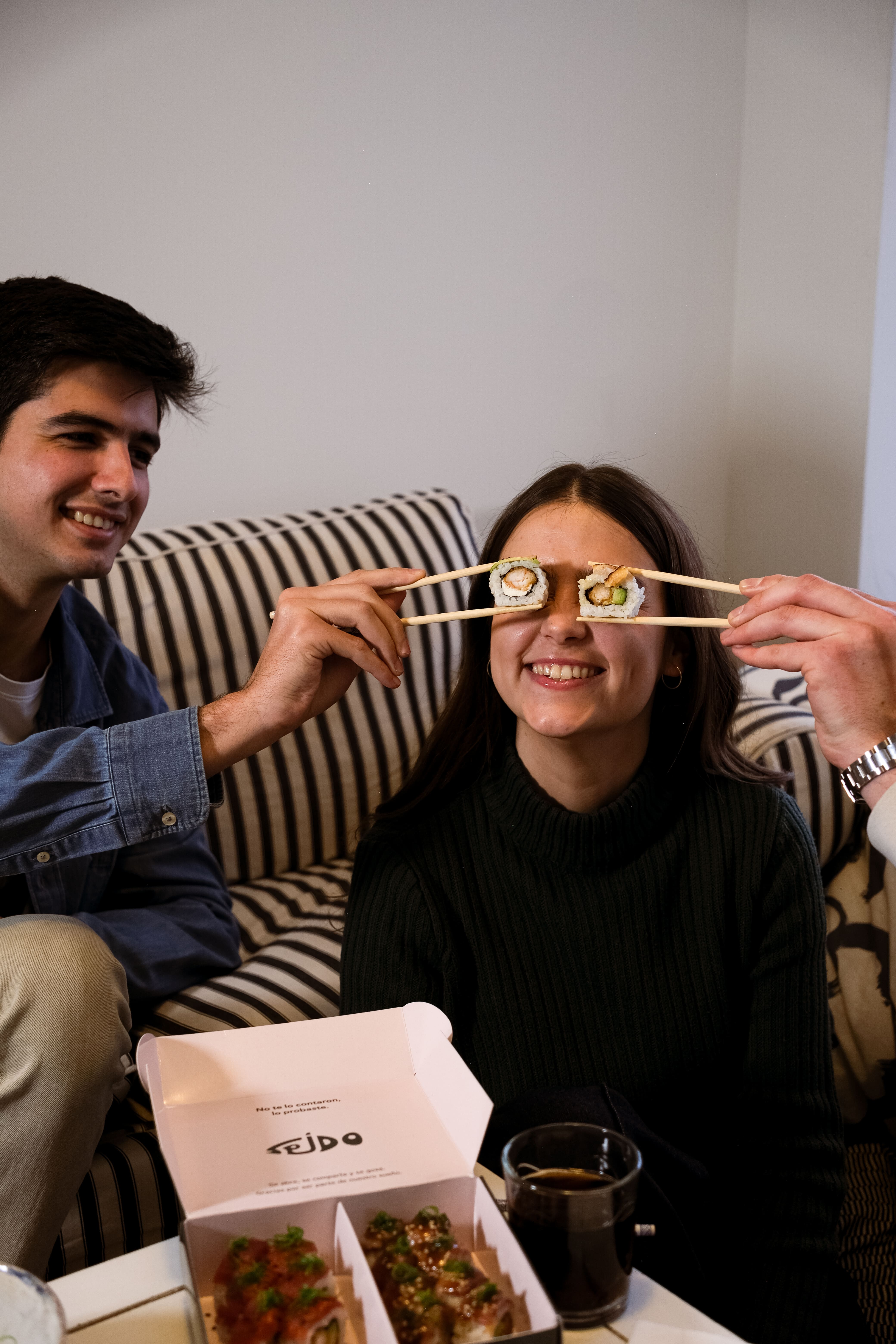 Amigos disfrutando un momento agradable en casa