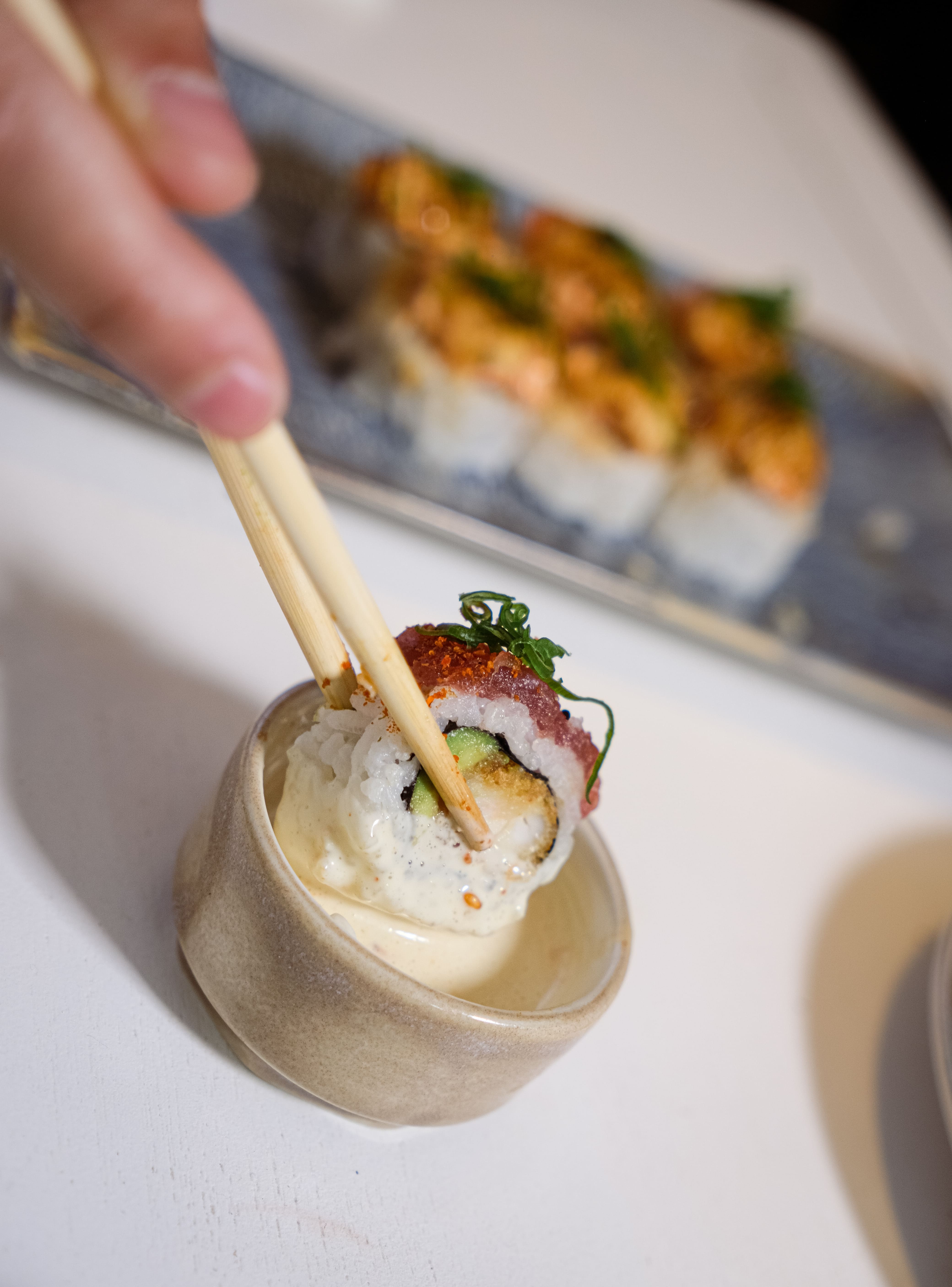 Maki acevichado en salsa acevichada sushi nikkei en madrid