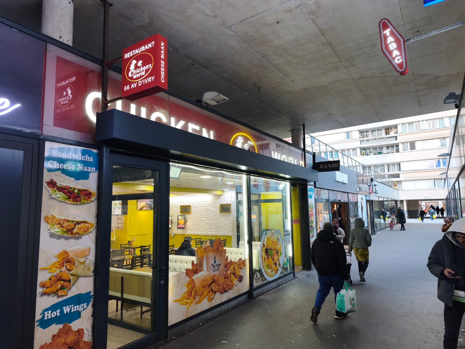Façade du restaurant Chicken’s World, fast-food halal à Paris 13, situé au 66 avenue d’Ivry, proposant burgers halal, poulet frit, wings, wraps et plats indiens, sur place et à emporter.