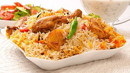 Plat de biryani au poulet halal servi chez Chicken’s World à Paris 13, riz basmati parfumé, poulet mariné aux épices, spécialité indienne halal préparée maison.