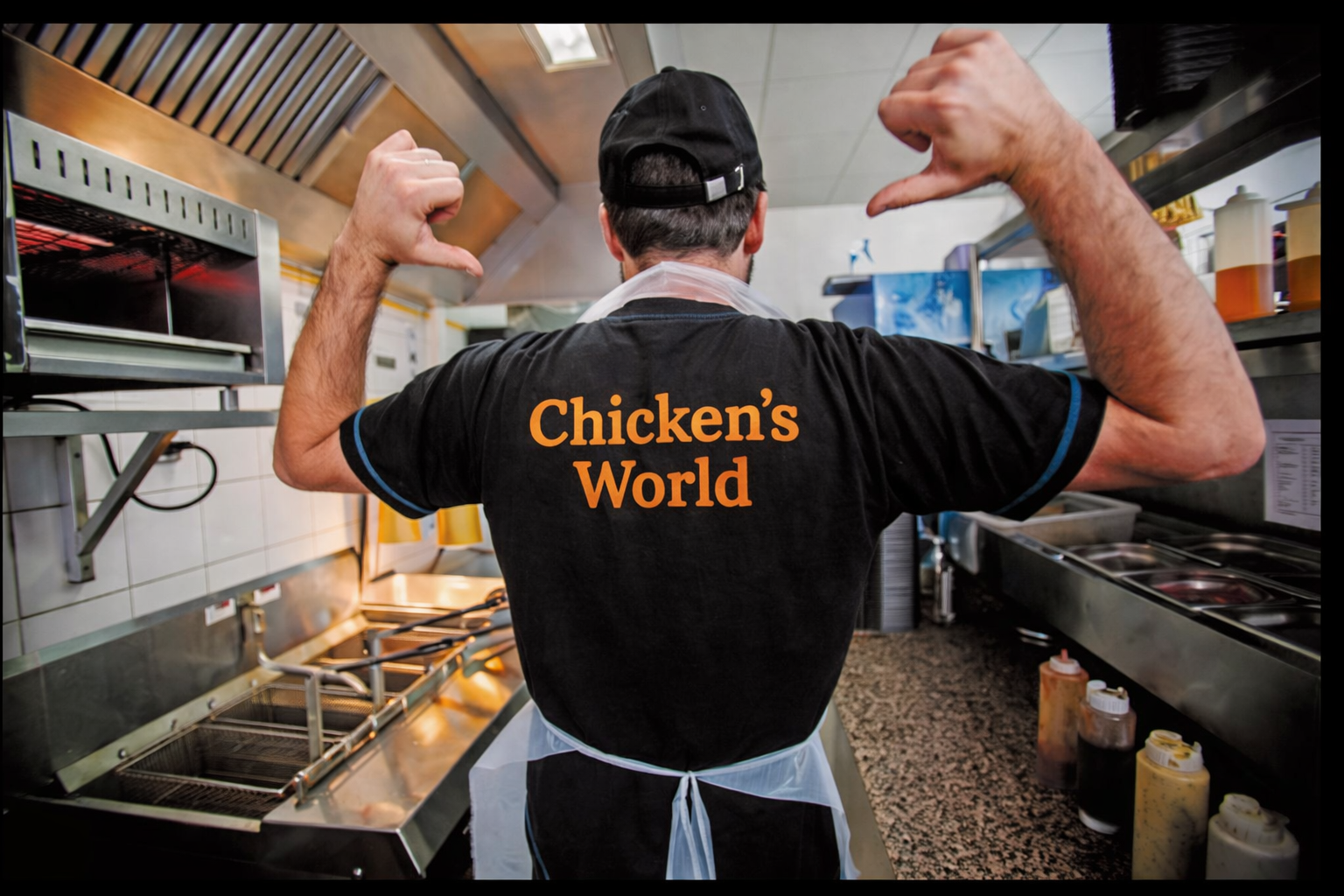 Équipe en cuisine chez Chicken’s World, restaurant halal à Paris 13, préparation des plats frais, burgers, poulet frit et spécialités maison.