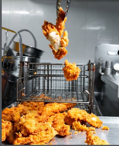 Présent à Paris 13 depuis plus de 13 ans, Chicken’s World est un restaurant fast-food halal reconnu pour la qualité de ses burgers, de son poulet frit et de ses wings très appréciées par les clients du quartier.