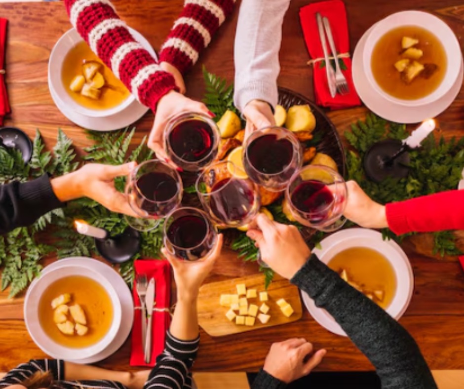 Apéro Minute réchauffe vos soirées d'hiver à Rennes : verres de vin rouge autour d'une table festive et conviviale