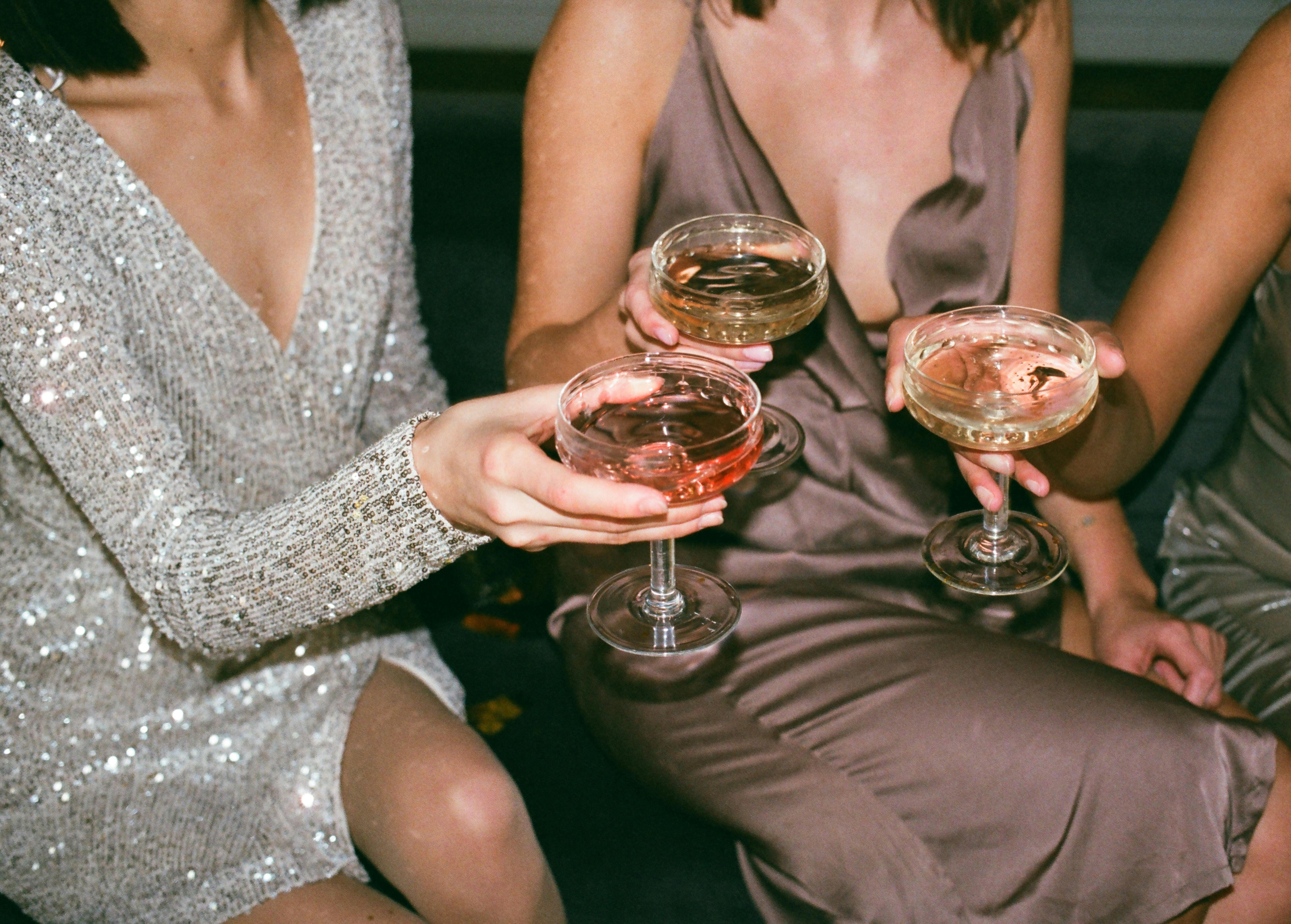 Des femmes avec des cocktails composés grâces aux alcools livrés par Apéro Minute la nuit.