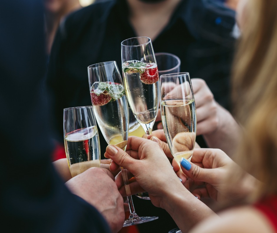 Livraison express de boissons pour soirées inoubliables : Apéro Minute vous livre votre champagne et vos verres pour trinquer en un temps record.