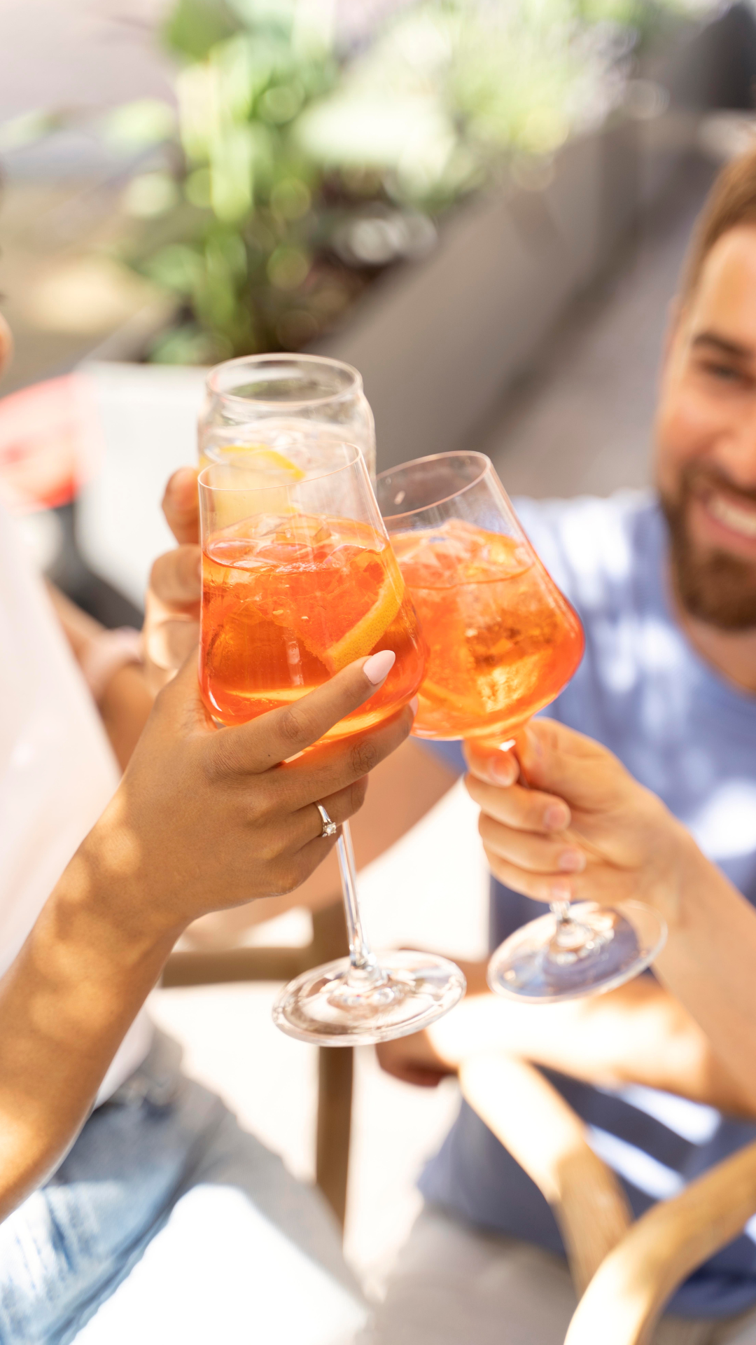 Amis trinquant leurs verres à leur domicile au soleil