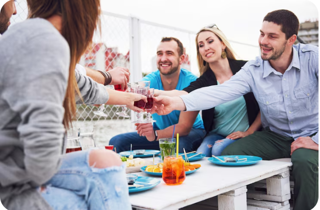 Des amis qui prennent l'apéro à Rennes après une journée de travail