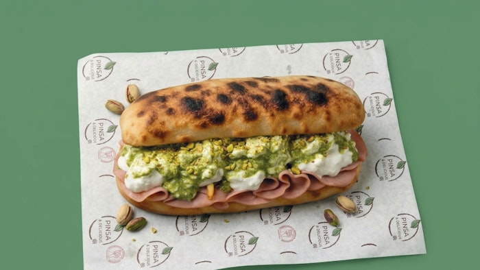 Panuozzo campano in Roma, panino caldo, crema di pistacchio cremosa, mortadella Bologna e stracciata di burrata