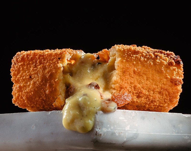 Frittatina preparata con tonnarello alla carbonara super cremoso, avvolto da una croccante panatura