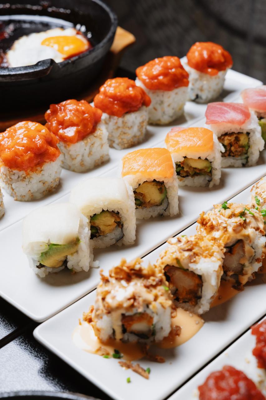 Selección de uramakis con diferentes rellenos y salsas.