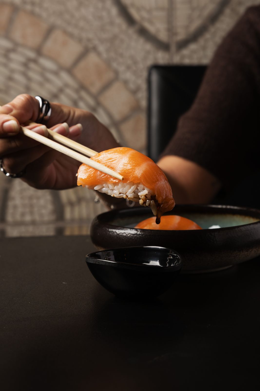 Corte de salmón sobre arroz avinagrado, preparado al momento.