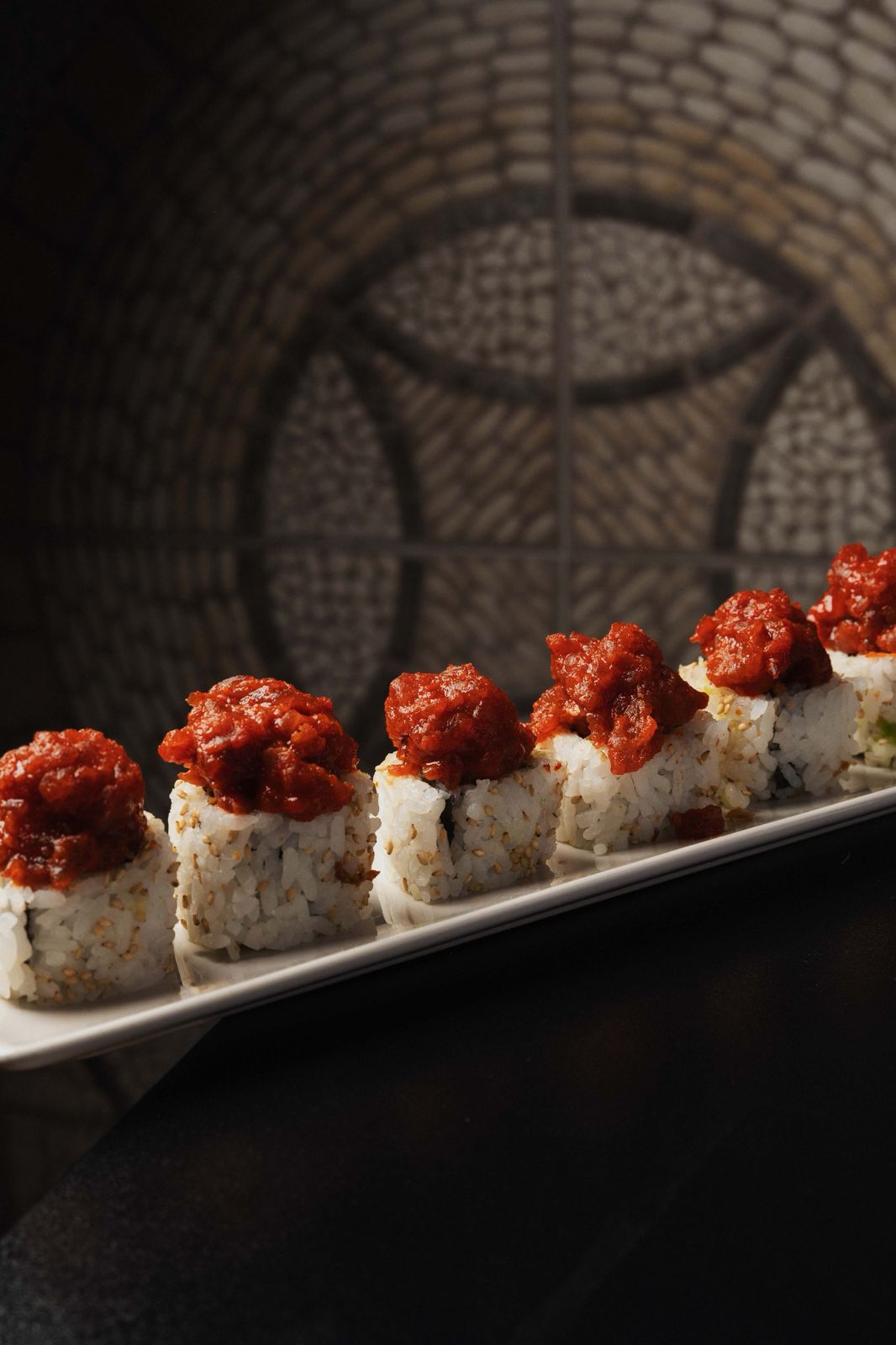 Roll de arroz con sésamo y corona de atún picante.