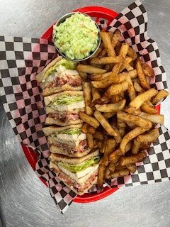 club sandwich poulet et frites