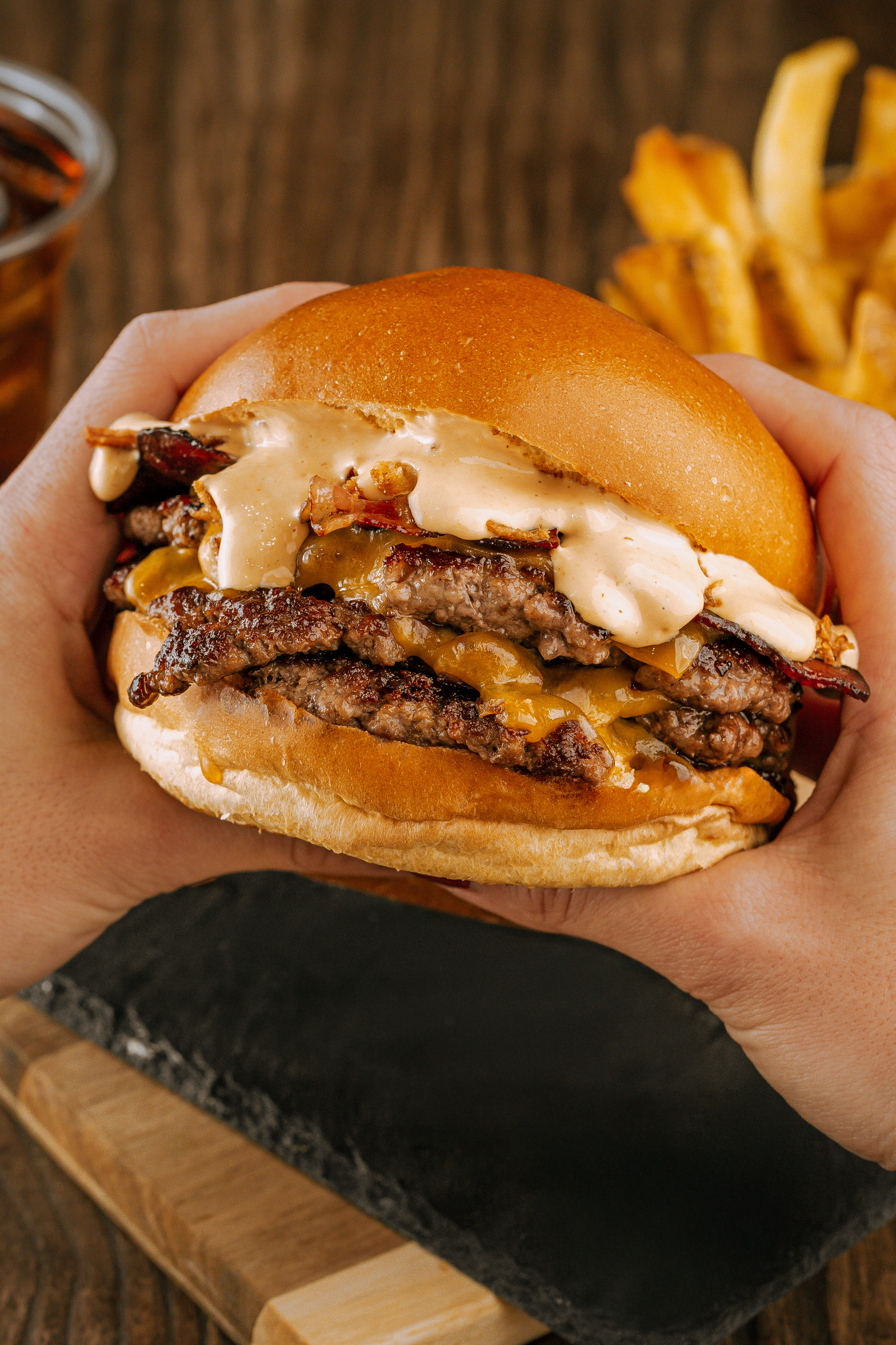 Smash Burger  🍔🔥   Elige tu Smash a tu manera: simple, doble o triple, con carne o pollo. Agrégale los ingredientes que más te gusten y hazla única. ¡También disponible en combo para una experiencia completa!
