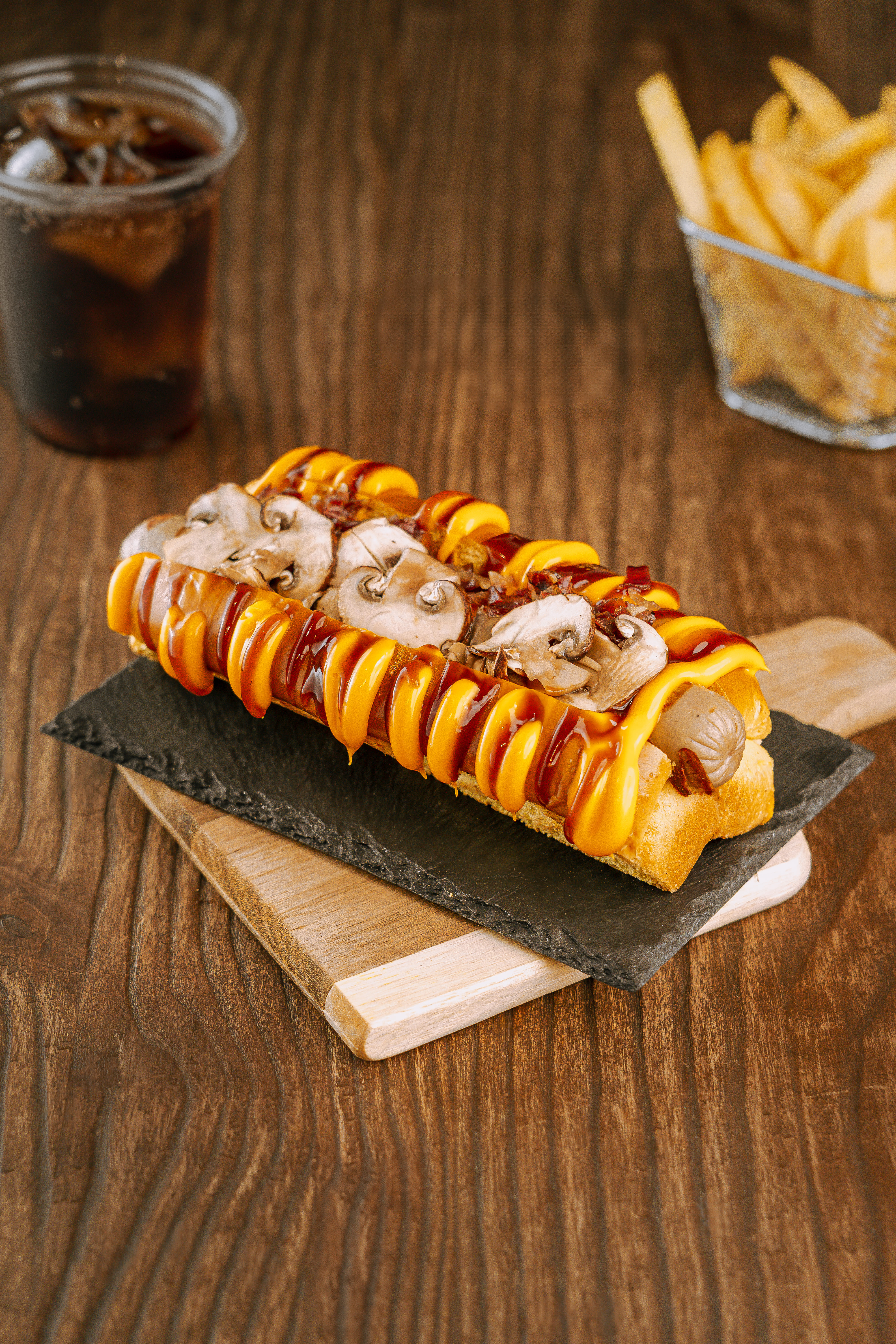 Perrazo Custom – ¡A tu manera! 🌭 Elige entre salchicha Frankfurt o Bratwurst y personalízalo con ingredientes frescos. ¡Crea tu combinación perfecta y disfruta de un perrazo único!.