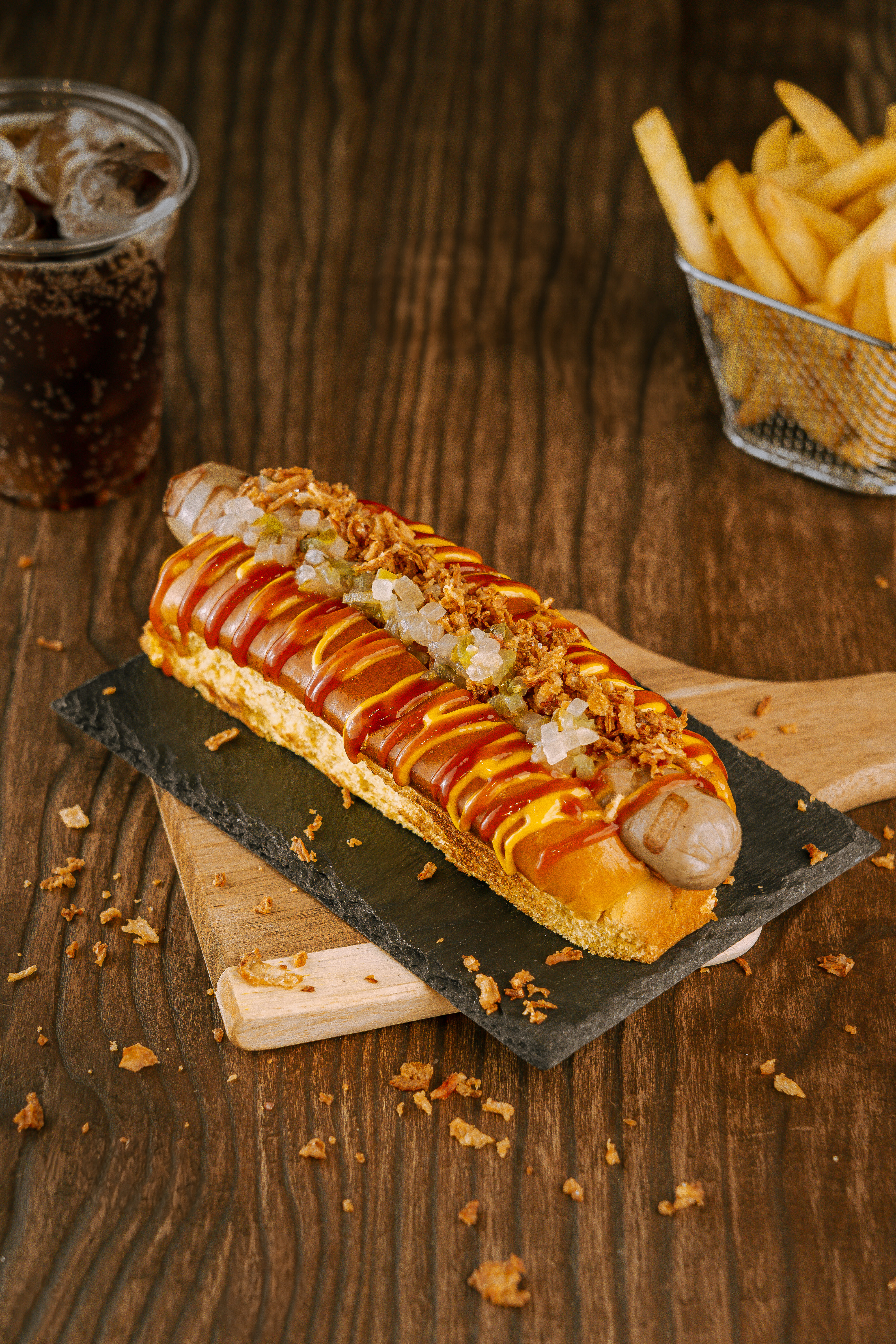 Perrazo Custom – ¡A tu manera! 🌭 Elige entre salchicha Frankfurt o Bratwurst y personalízalo con ingredientes frescos. ¡Crea tu combinación perfecta y disfruta de un perrazo único!.