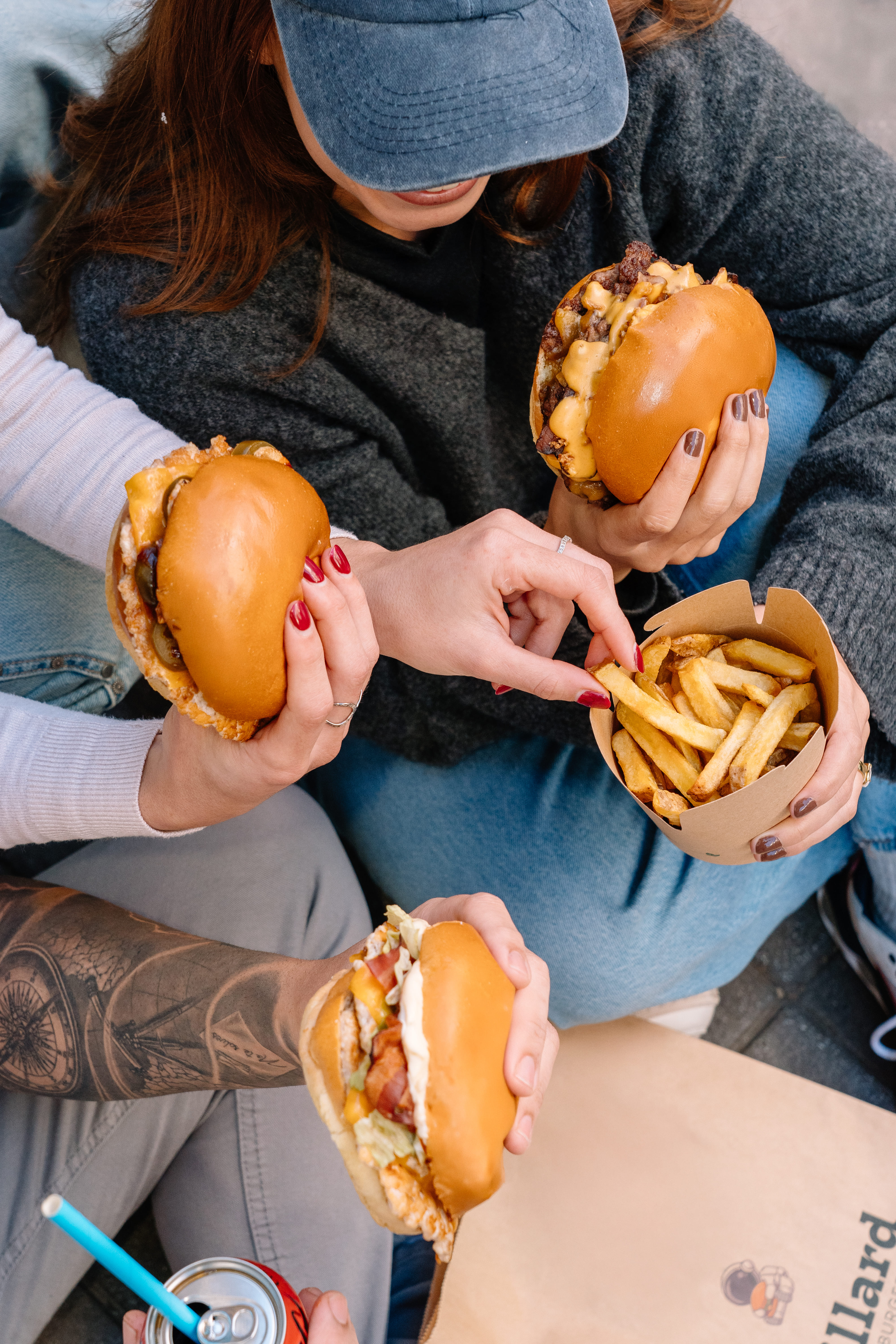 Smash Burger  🍔🔥   Elige tu Smash a tu manera: simple, doble o triple, con carne o pollo. Agrégale los ingredientes que más te gusten y hazla única. ¡También disponible en combo para una experiencia completa!