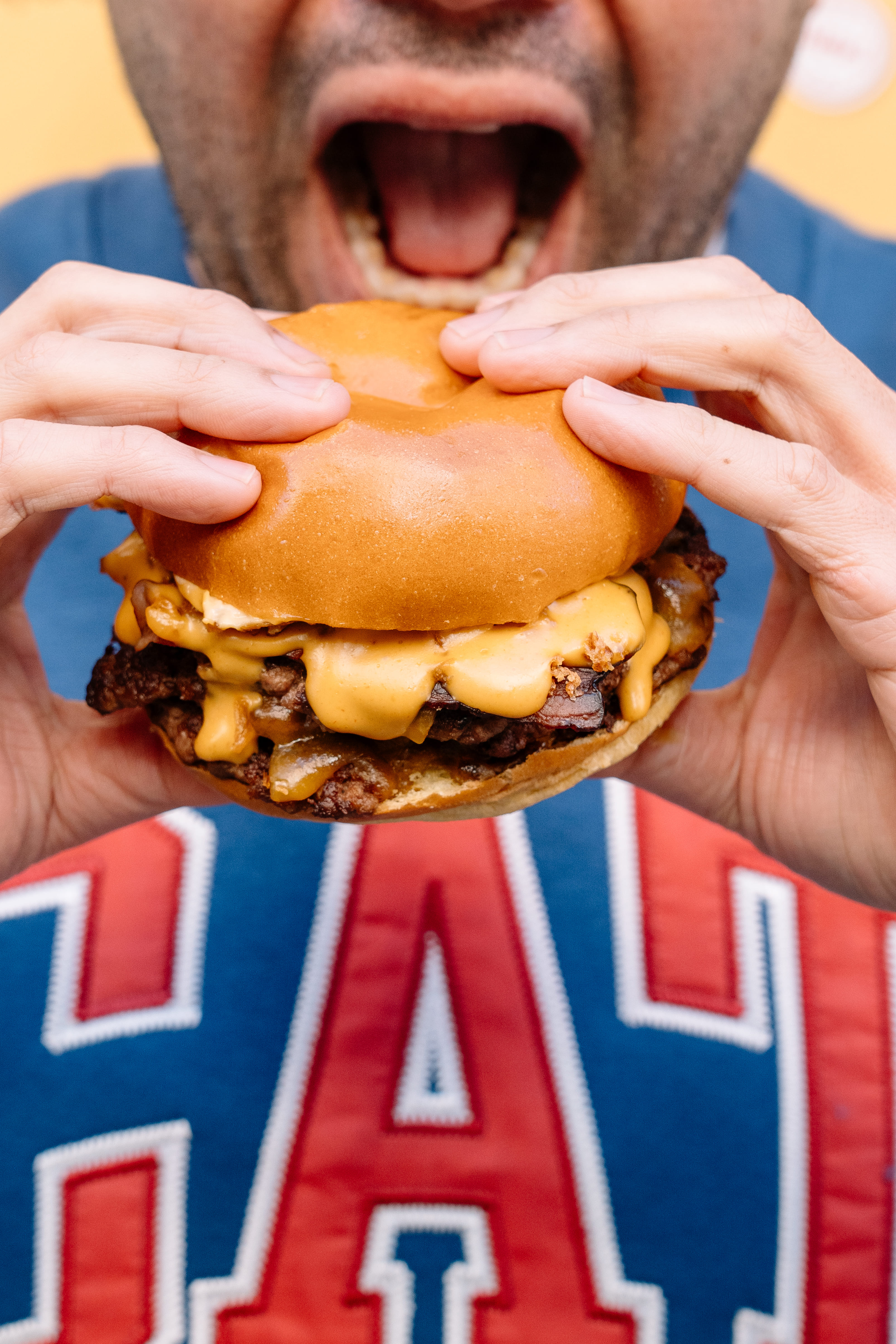 Smash Burger  🍔🔥   Elige tu Smash a tu manera: simple, doble o triple, con carne o pollo. Agrégale los ingredientes que más te gusten y hazla única. ¡También disponible en combo para una experiencia completa!