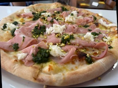 PIZZA PISTACHOS Y MORTADELLA