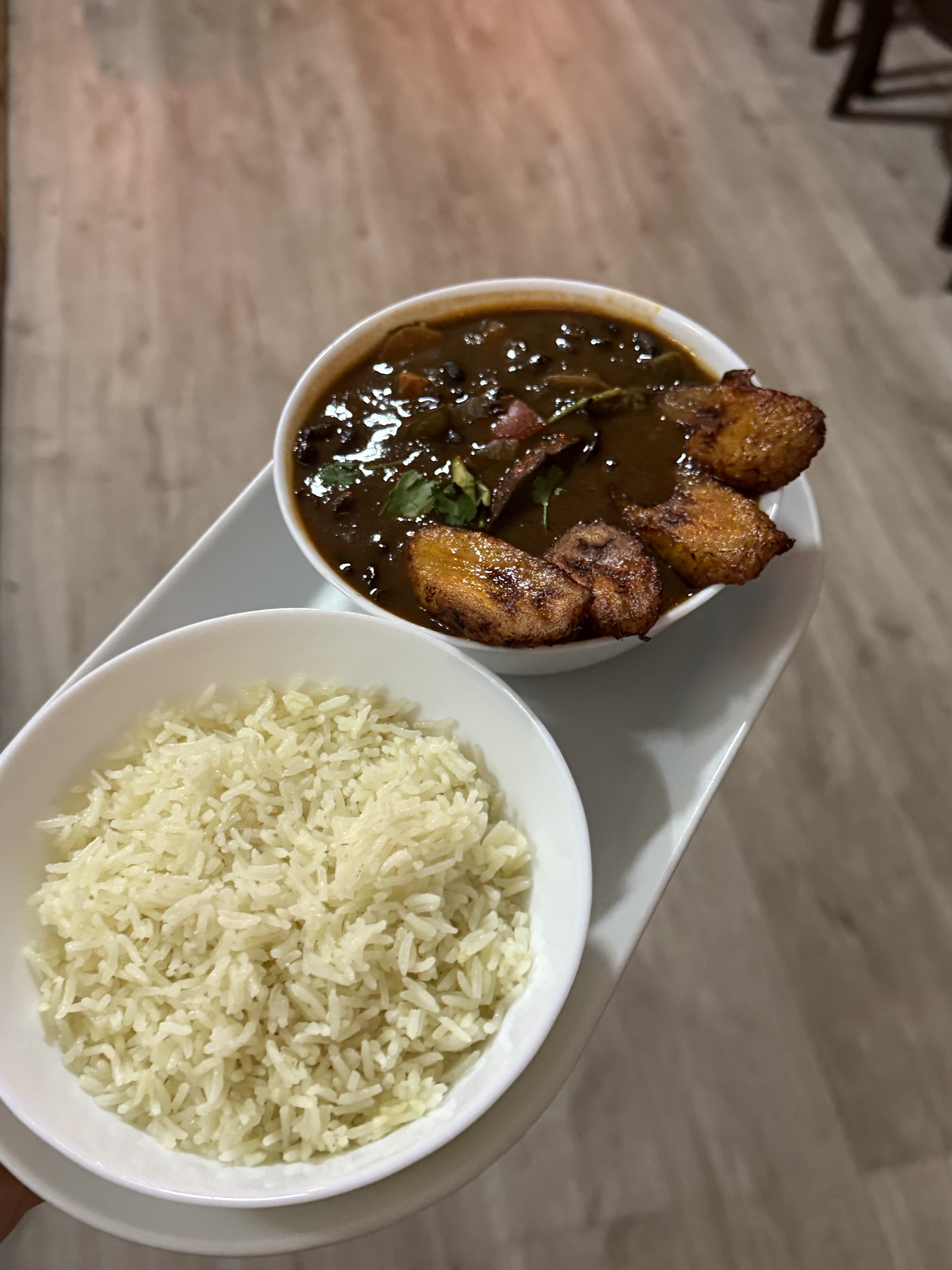 Estufado de feijão preto e banana pão/Black bean stew.