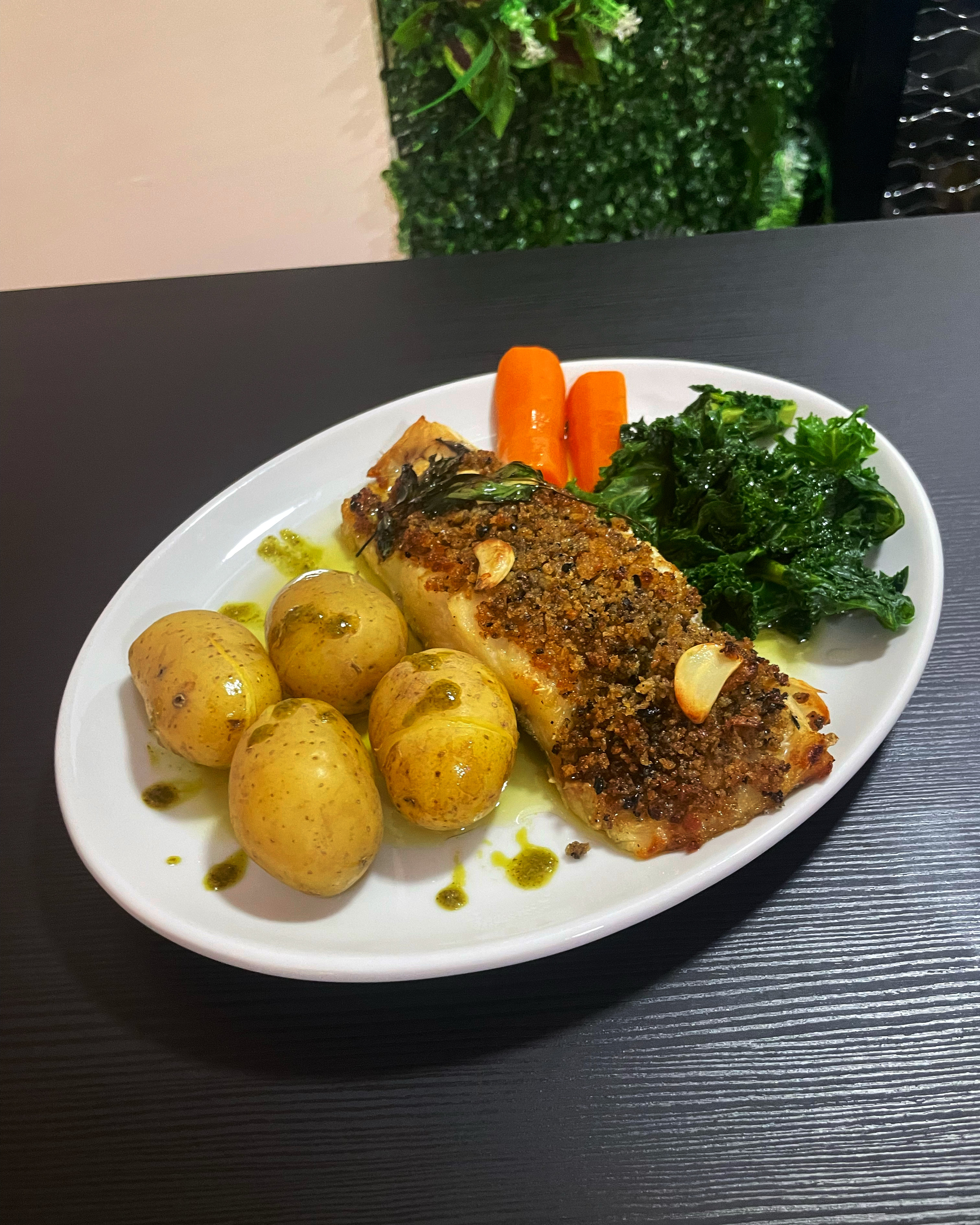 Bacalhau com crosta de broa e azeitona com couve e batata cozida/Salted cod with cornbread and olives crust with kale and boiled potato.